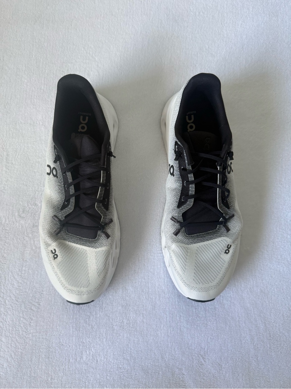 On Running Men's Cloudflow Running Shoes - White and Black